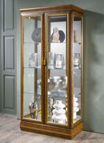 Stijlvolle vitrinekast gemaakt van massief hout 