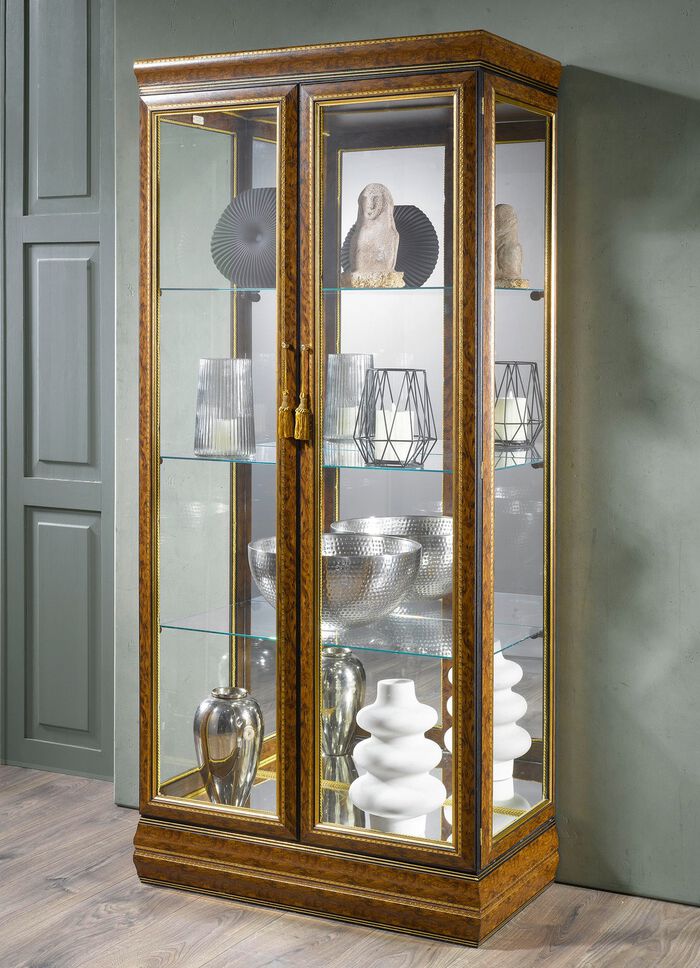 Stijlvolle vitrinekast gemaakt van massief hout 