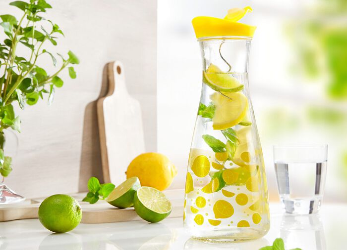 Glazen karaf met schenktuit in het deksel 