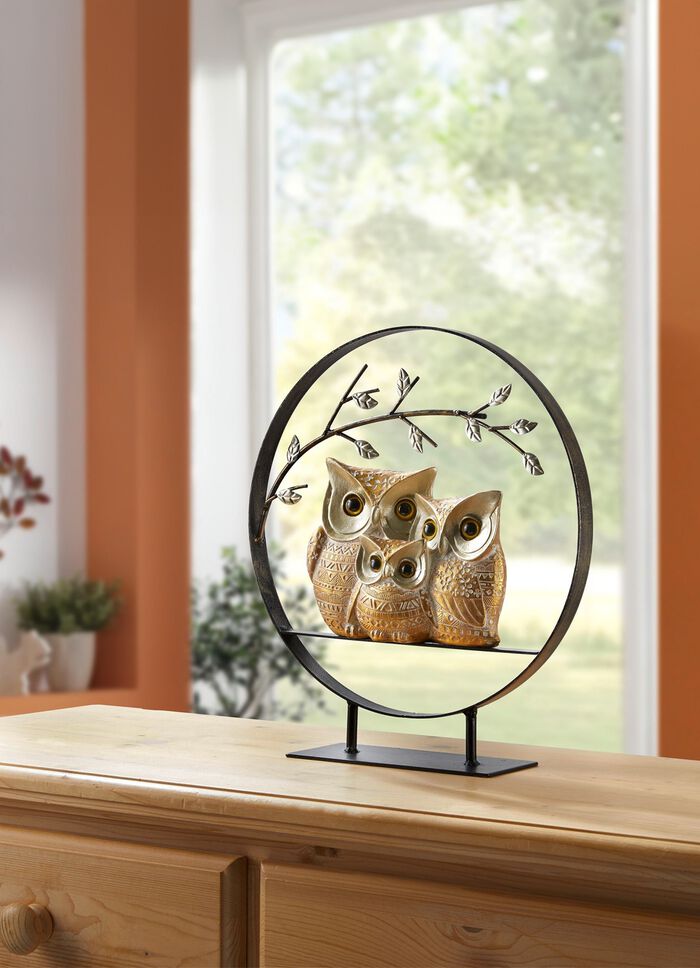 Decoratieve uilenfamilie onder tak 