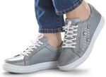 Sneakers met trendy decoratieve klinknagels LICHTGRIJS