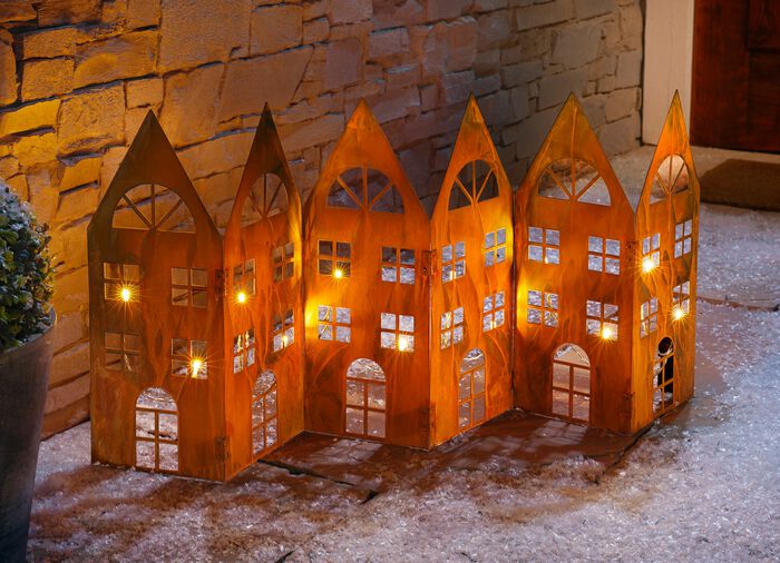 Silhouet van een huis in roest-look met ge&iuml;ntegreerd lichtsnoer 