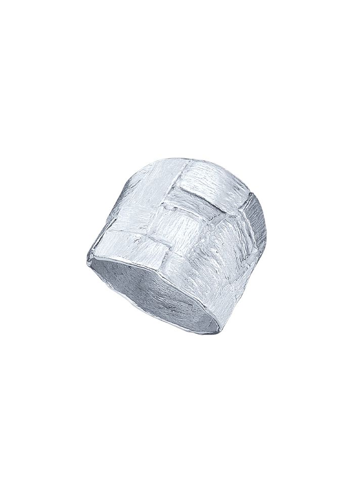 Zware damesring met een gehamerde structuur 