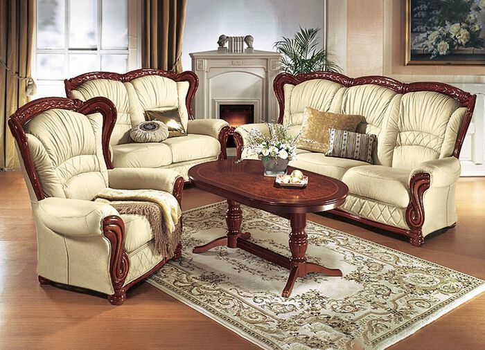 Aantrekkelijke lederen suite met een massief houten frame en houtsnijwerk 