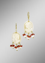 Oorbellen met zoetwater gekweekte parels en geconserveerd. Koraal 