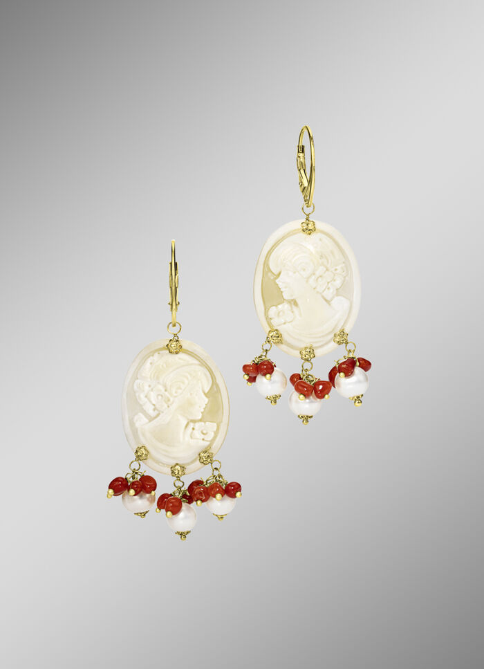 Oorbellen met zoetwater gekweekte parels en geconserveerd. Koraal 