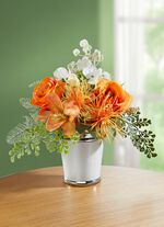 Rozen-/leliearrangement in een witte keramische pot 