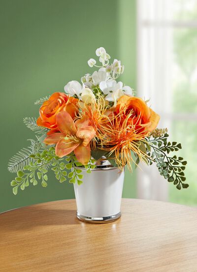 Rozen-/leliearrangement in een witte keramische pot 