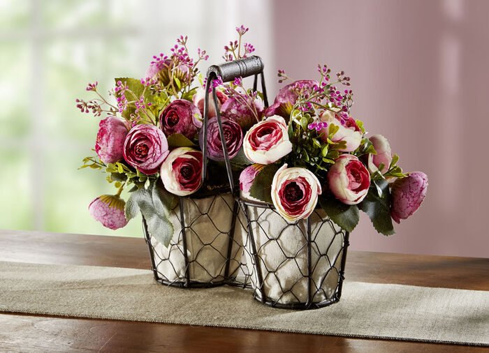 Ranonkel in een metalen mandje 