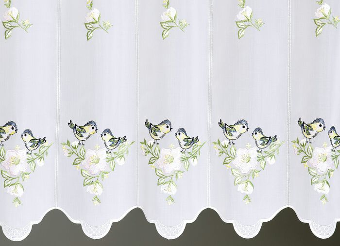 Korte vitrage met borduurwerk van Plauen 