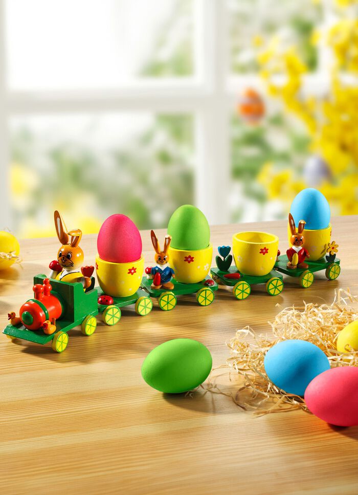 Paastrein met wagons die als eierdoppen dienen 