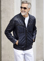 Kort leren jasje met borstzakken 