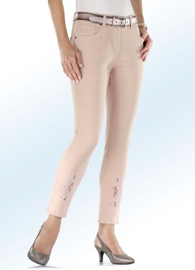 Broek met gaatjesborduurwerk en strass-steentjes 