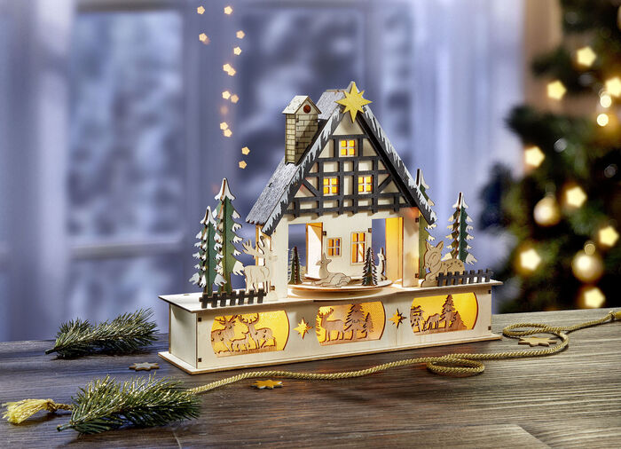 Verlicht houten boshuis 