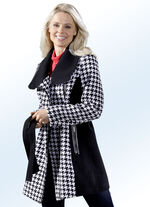 Lange jas met ceintuur en grote kraag 