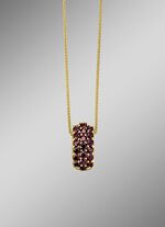 Vergulde hanger met granaat 