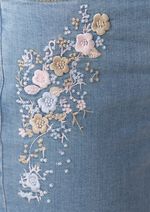 Jeans met bloemenborduursels 