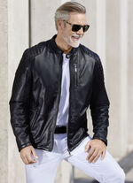 Kort leren jasje met decoratief stiksel 