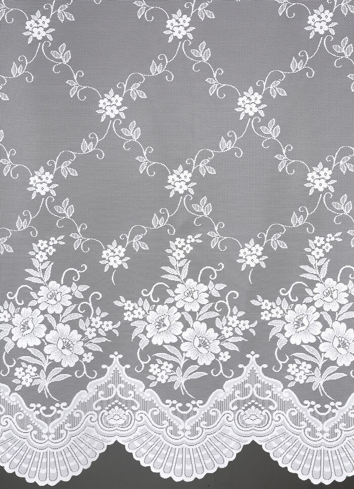 Korte venstervitrage en lambrekijn met bloesemdessin 