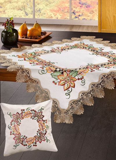 Rijkelijk vervaardigde accessoires met rijke blad- en rankversieringen 