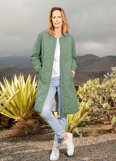 Korte jas met drukknopen aan de zijkanten 