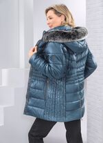 Jas met figuurvriendelijke lengtestiksels aan de zijkanten 