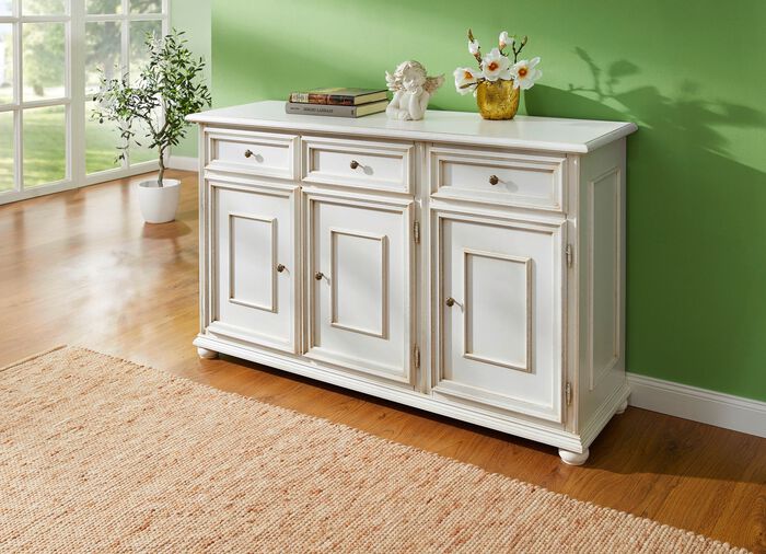 Deels massieve meubelserie met metalen knoppen 