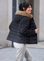 Kort jasje met afneembare imitatiebontrand 