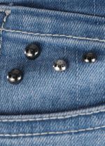 Jeans met trendy decoratieve klinknagels 
