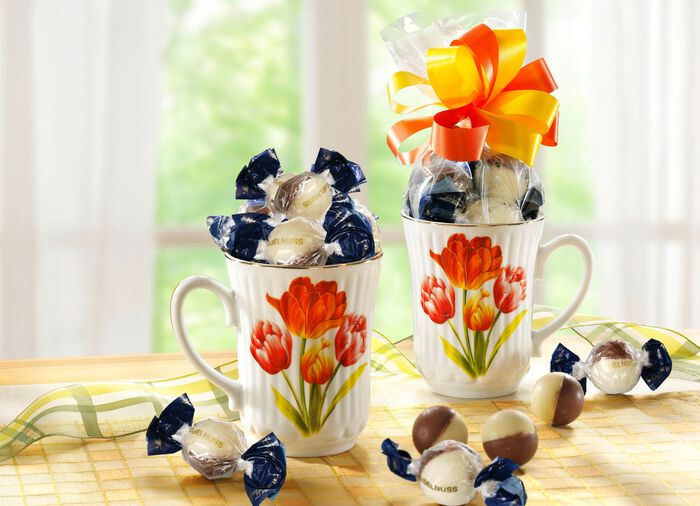 Gevulde porseleinen kopjes met tulpendecoratie, set van 2 