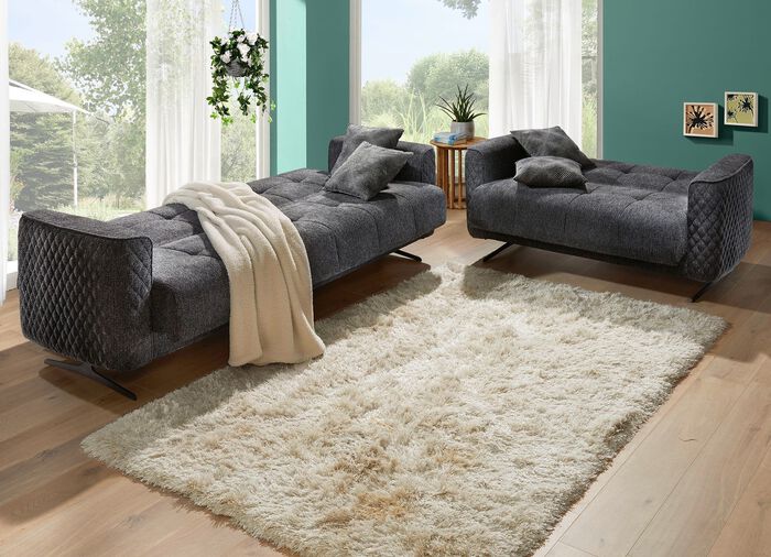 Gestoffeerd meubilair met bedfunctie en sierkussens 