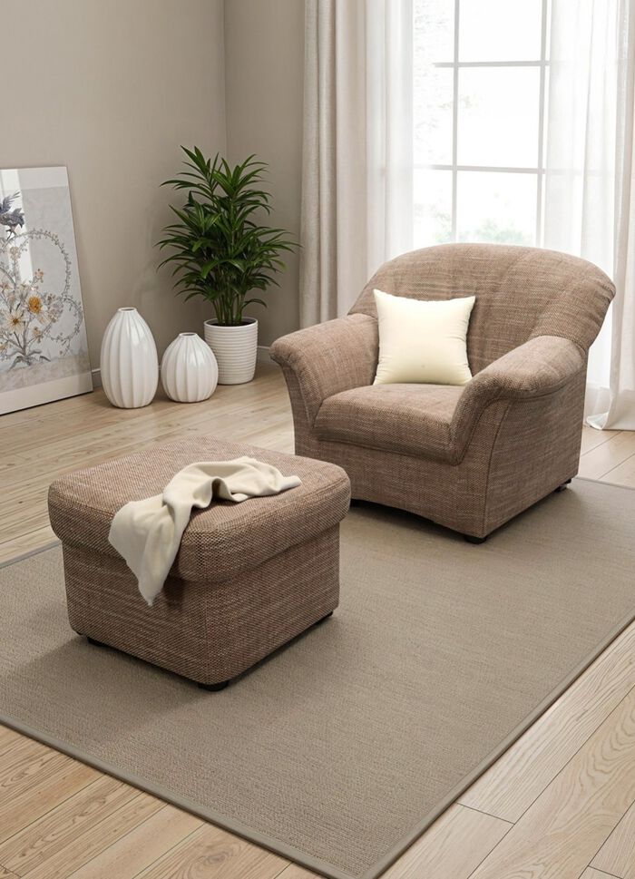 Gem&uuml;tlicher Sessel und Hocker 