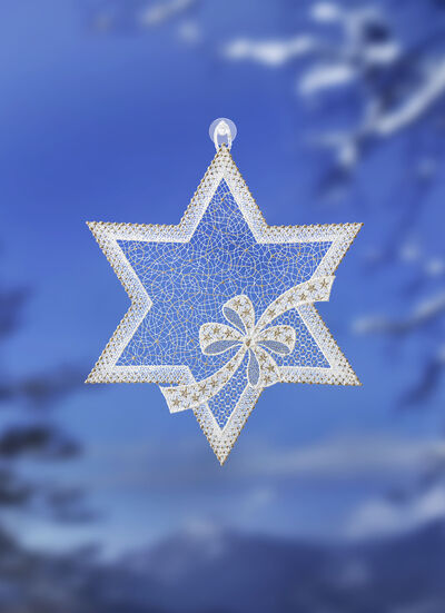 Raamfoto ster met strik van Plauen kant  Raamfoto ster met strik van Plauen kant