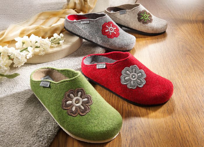 Pantoffel met bloesemapplicaties en sierstiksels 