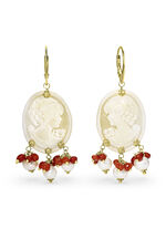 Oorbellen met zoetwater gekweekte parels en geconserveerd. Koraal 