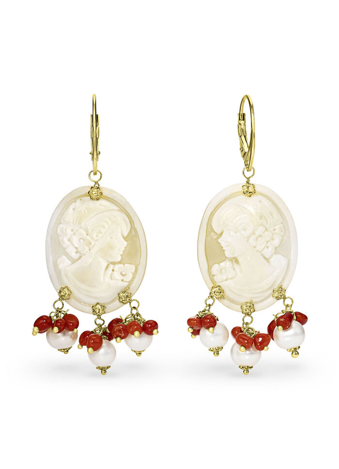 Oorbellen met zoetwater gekweekte parels en geconserveerd. Koraal 