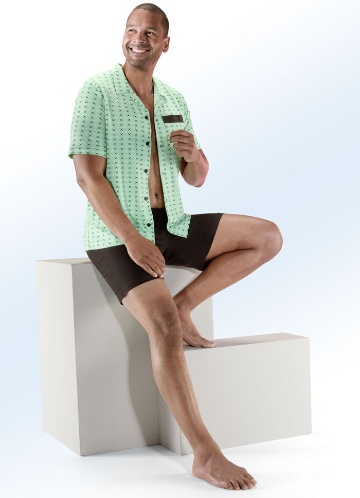 Shorty, doorgeknoopt, met reverskraag en borstzak 