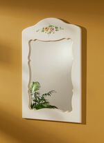 Deels massieve meubelserie met artistieke houten decoraties 