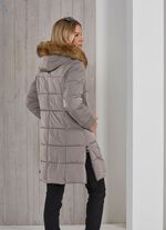 Functionele korte jas met afneembare rand van imitatiebont op de capuchon 