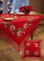 Tafel- en kamerdecoratie met macramé-boorden en gebloemde borduursels 