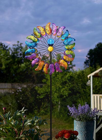 Metalen zonnewindturbine 