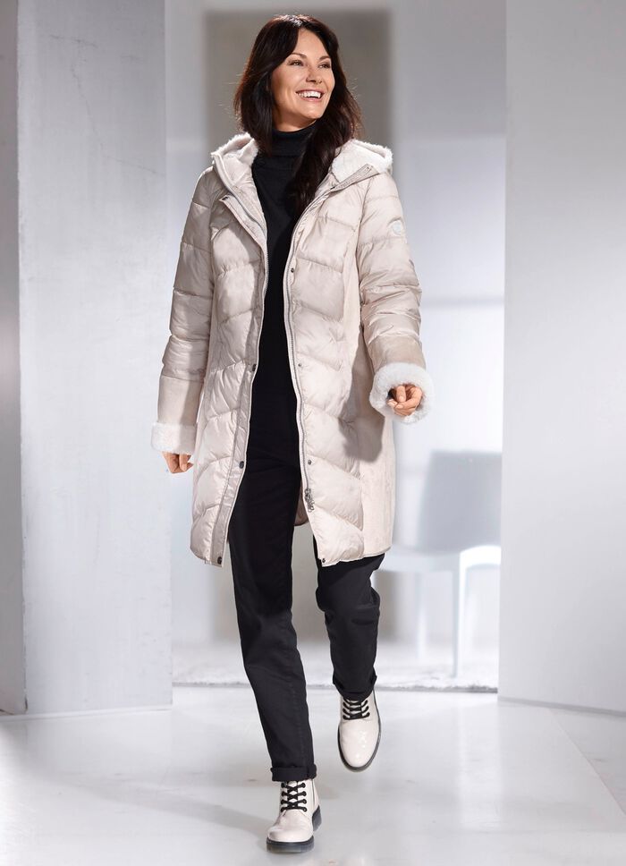 Korte jas in een eigentijdse materiaalmix 