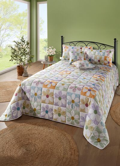 Bedsprei en kussenslopen in patchworkstijl 