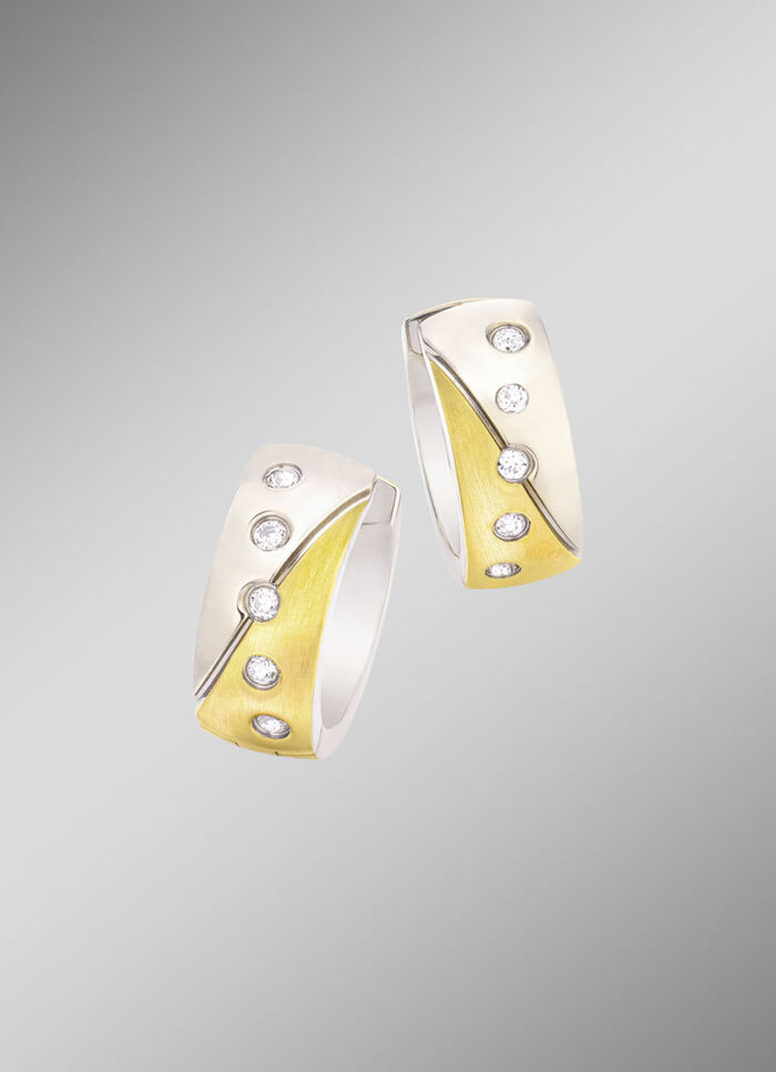 Creolen in twee kleuren met synthetische zirkonia 