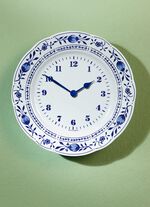 Wandklok van keramiek met klassiek uienpatroon 