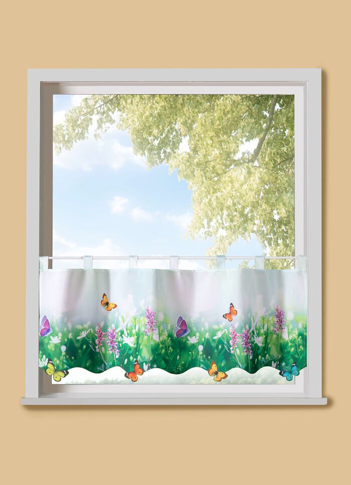 Korte poort met een kleurrijke vlinderweide 