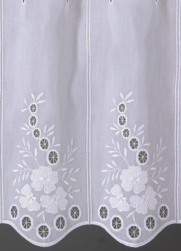 Geborduurd kort gordijn met een gebogen afwerking 