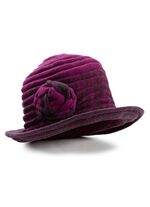 Elegante dameshoed met decoratieve bloem 