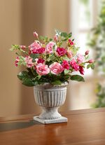 Arrangement met wilde rozen in de trofee 