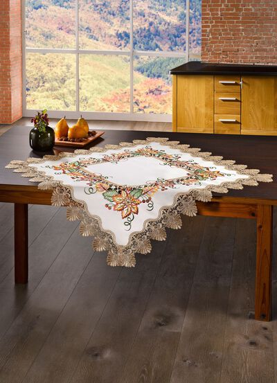 Rijkelijk vervaardigde accessoires met rijke blad- en rankversieringen 